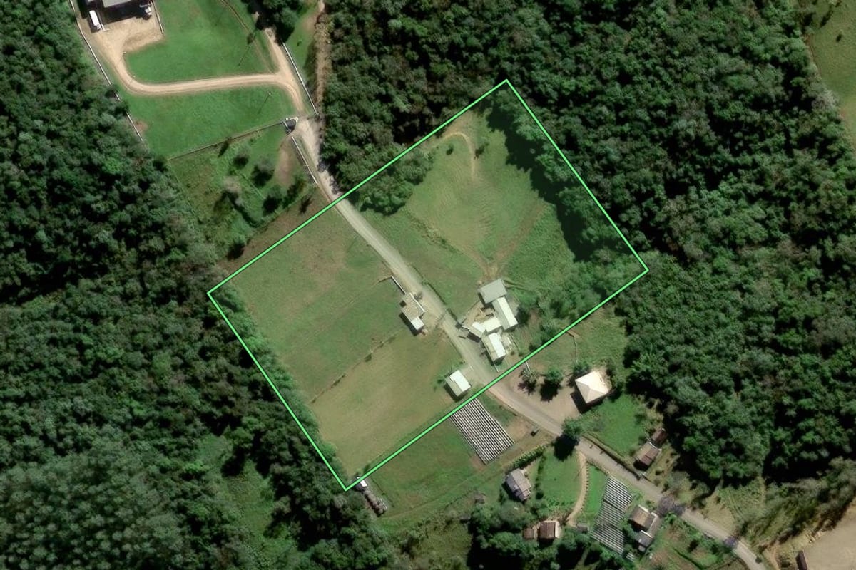 Imagem de satélite do imóvel rural em Lauro Müller (SC), com o contorno declarado no CAR desenhado por cima.