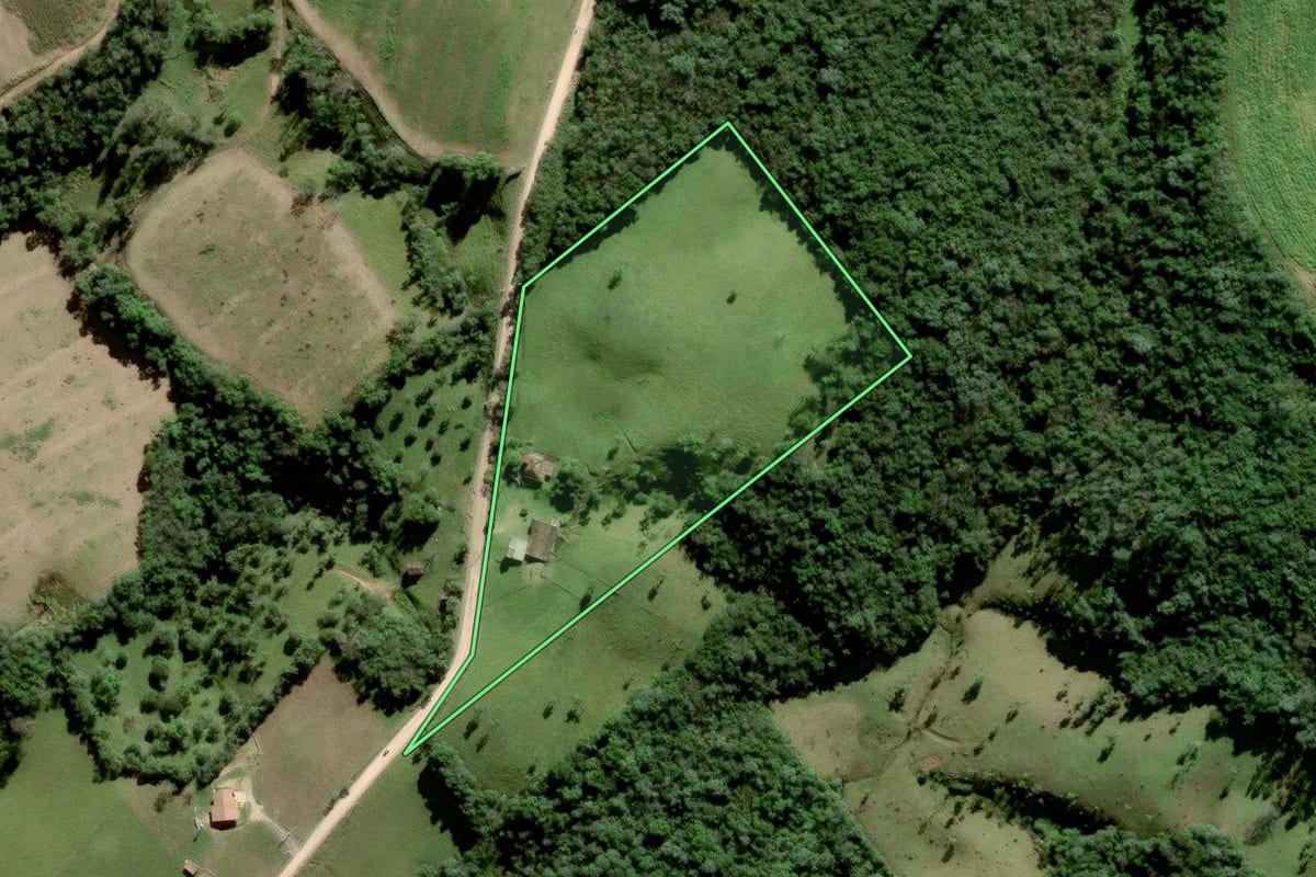 Imagem de satélite do imóvel rural em Lauro Müller (SC), com o contorno declarado no CAR desenhado por cima.
