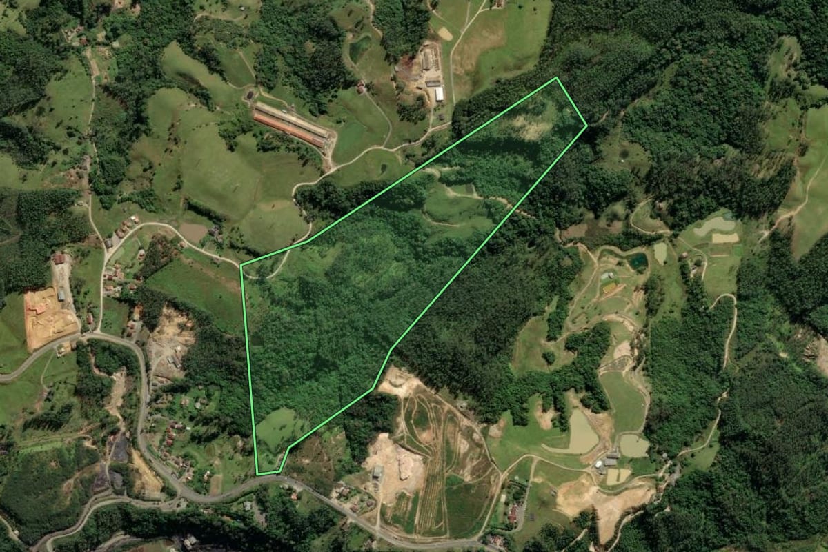 Imagem de satélite do imóvel rural em Lauro Müller (SC), com o contorno declarado no CAR desenhado por cima.