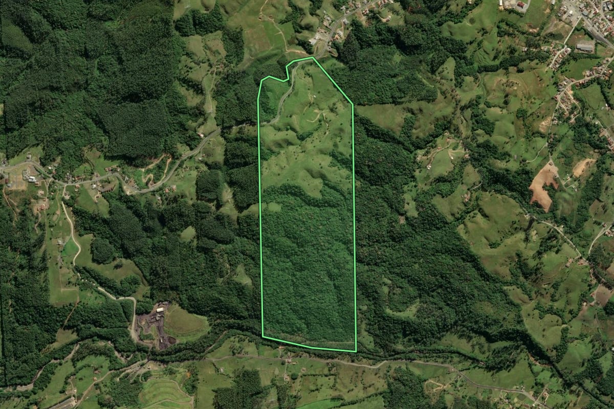 Imagem de satélite do imóvel rural em Lauro Müller (SC), com o contorno declarado no CAR desenhado por cima.