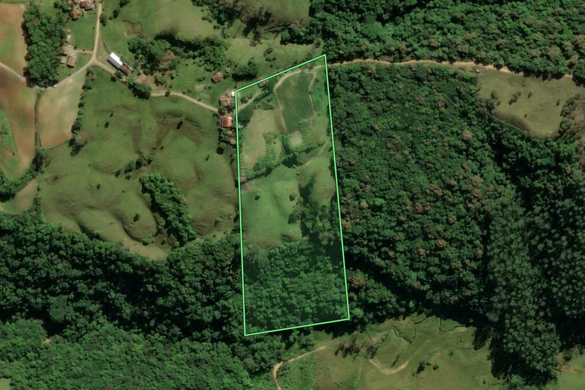 Imagem de satélite do imóvel rural em Lauro Müller (SC), com o contorno declarado no CAR desenhado por cima.