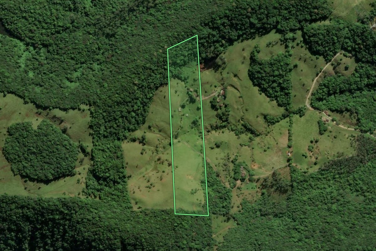 Imagem de satélite do imóvel rural em Lauro Müller (SC), com o contorno declarado no CAR desenhado por cima.