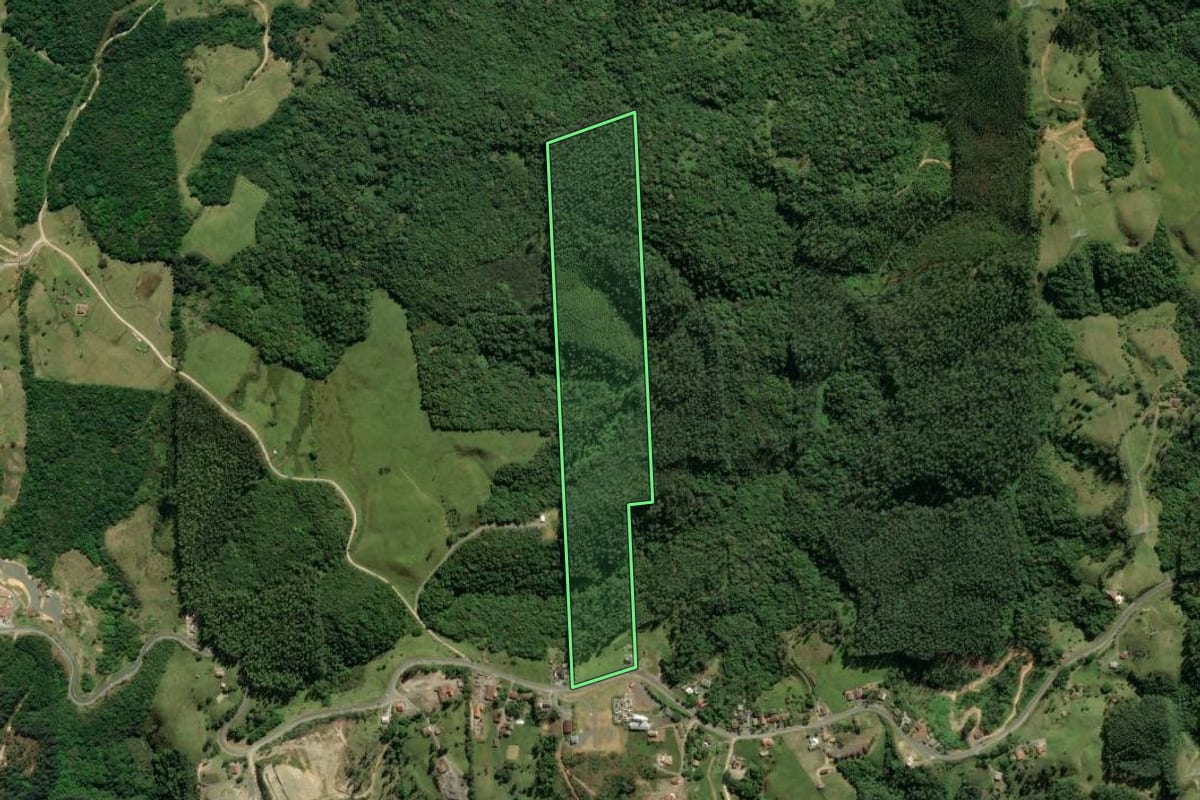 Imagem de satélite do imóvel rural em Lauro Müller (SC), com o contorno declarado no CAR desenhado por cima.