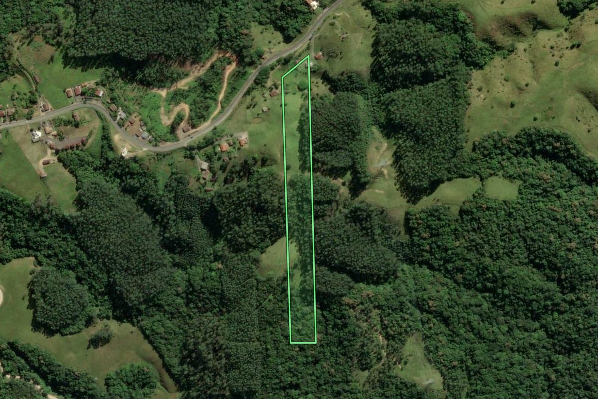 Imagem de satélite do imóvel rural em Lauro Müller (SC), com o contorno declarado no CAR desenhado por cima.