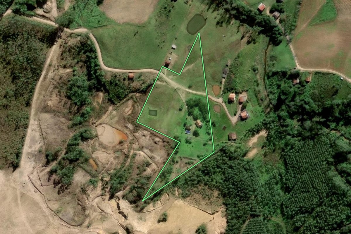 Imagem de satélite do imóvel rural em Lauro Müller (SC), com o contorno declarado no CAR desenhado por cima.