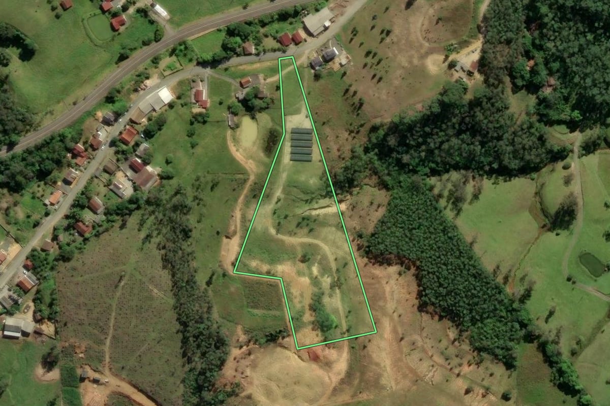 Imagem de satélite do imóvel rural em Lauro Müller (SC), com o contorno declarado no CAR desenhado por cima.