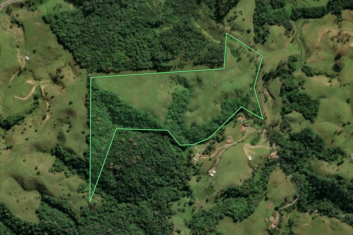Imagem de satélite do imóvel rural em Lauro Müller (SC), com o contorno declarado no CAR desenhado por cima.