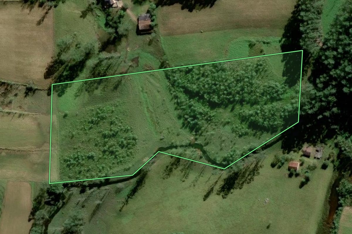 Imagem de satélite do imóvel rural em Lauro Müller (SC), com o contorno declarado no CAR desenhado por cima.