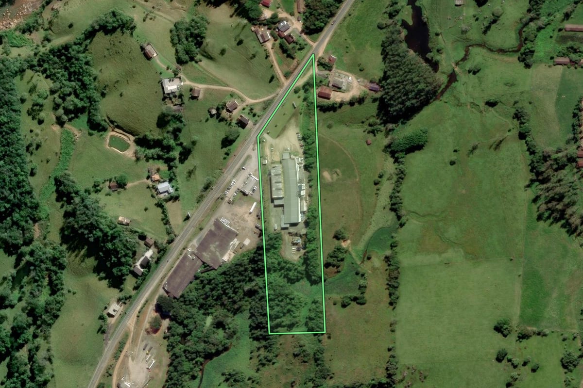 Imagem de satélite do imóvel rural em Lauro Müller (SC), com o contorno declarado no CAR desenhado por cima.