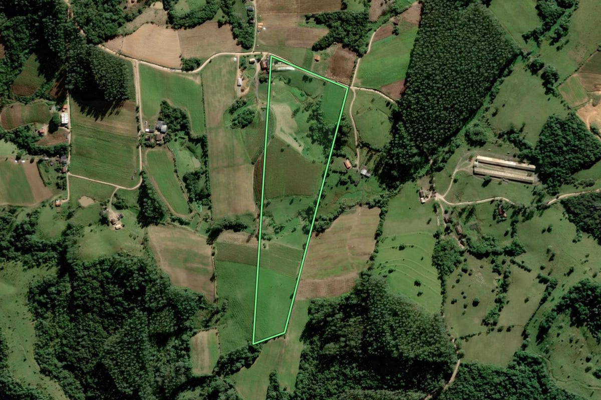 Imagem de satélite do imóvel rural em Lauro Müller (SC), com o contorno declarado no CAR desenhado por cima.