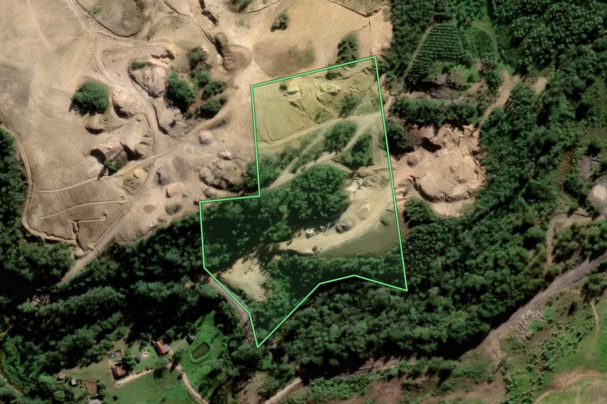 Imagem de satélite do imóvel rural em Lauro Müller (SC), com o contorno declarado no CAR desenhado por cima.