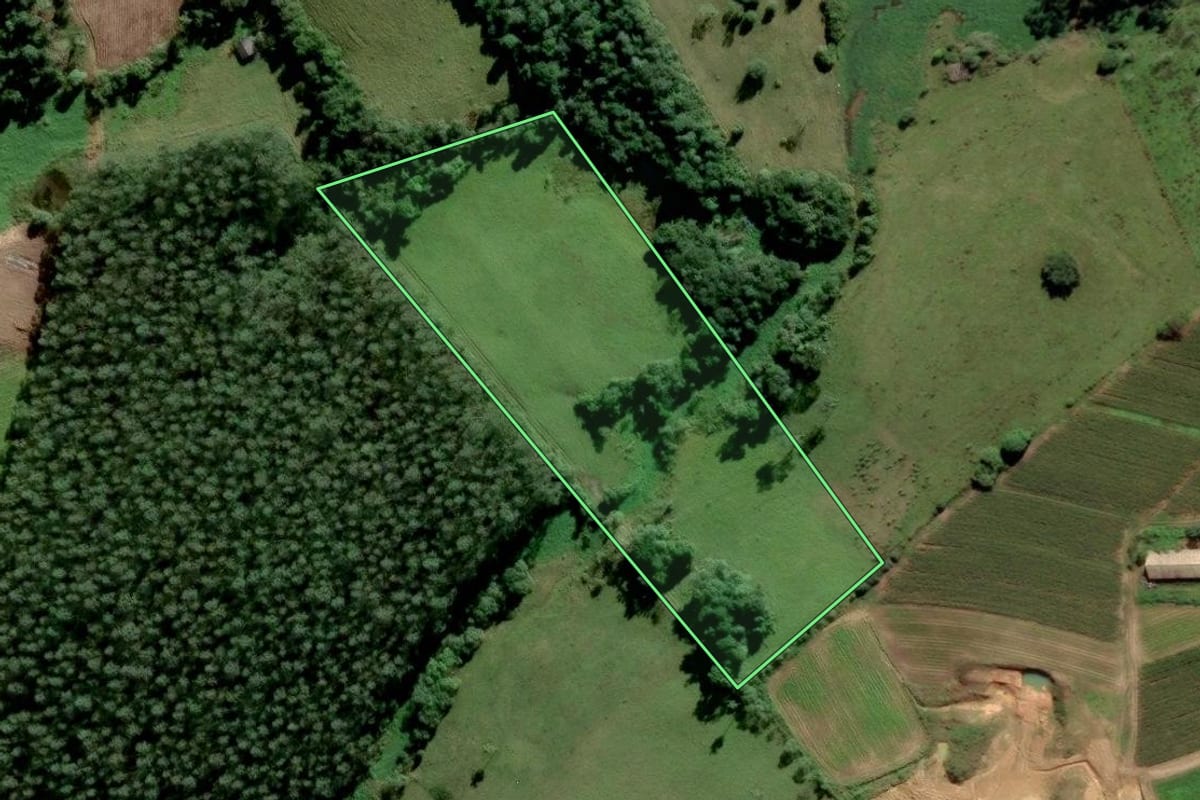 Imagem de satélite do imóvel rural em Lauro Müller (SC), com o contorno declarado no CAR desenhado por cima.