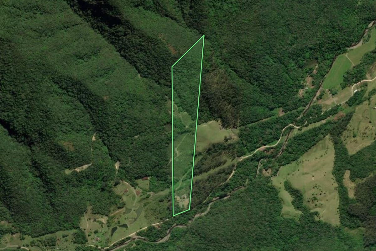 Imagem de satélite do imóvel rural em Lauro Müller (SC), com o contorno declarado no CAR desenhado por cima.