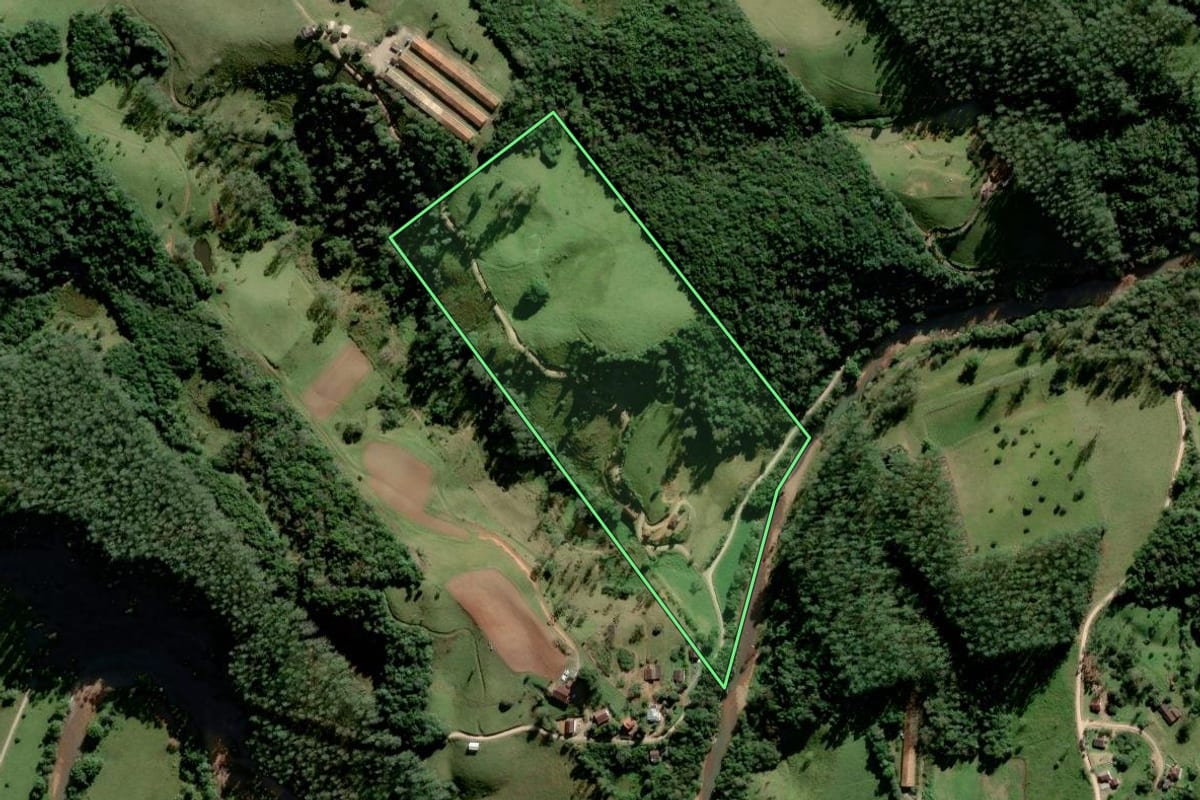Imagem de satélite do imóvel rural em Lauro Müller (SC), com o contorno declarado no CAR desenhado por cima.