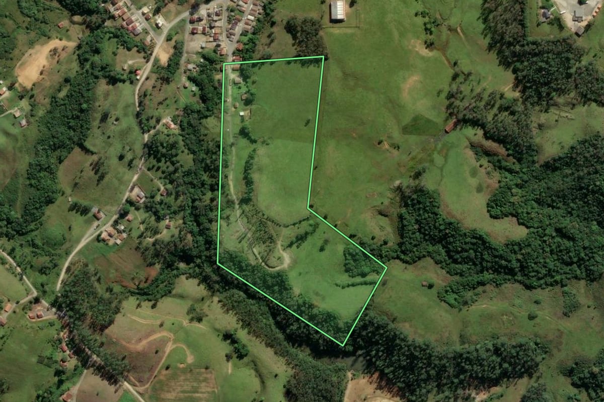 Imagem de satélite do imóvel rural em Lauro Müller (SC), com o contorno declarado no CAR desenhado por cima.