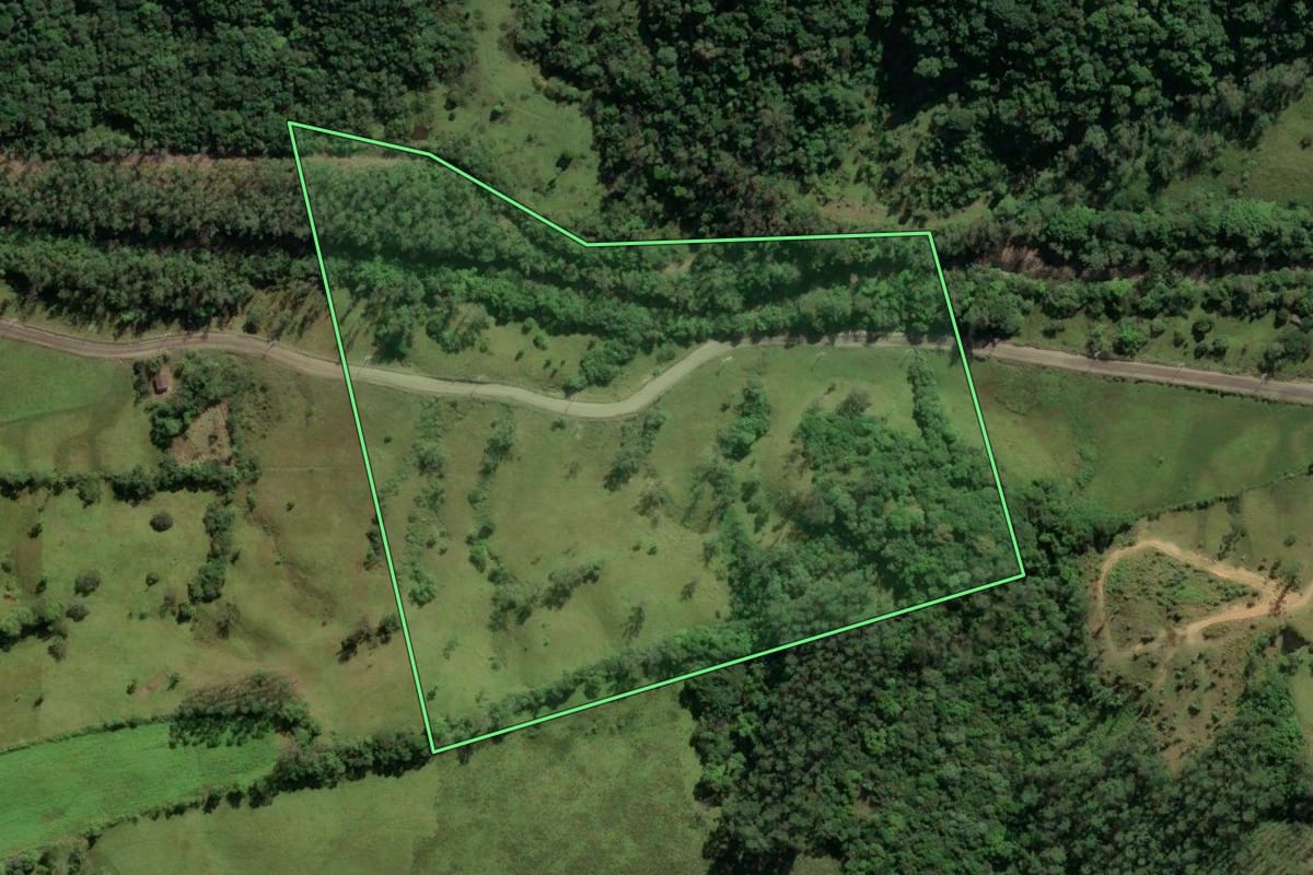 Imagem de satélite do imóvel rural em Lauro Müller (SC), com o contorno declarado no CAR desenhado por cima.