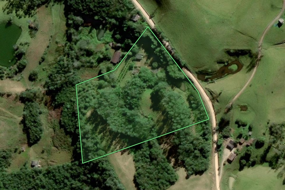 Imagem de satélite do imóvel rural em Lauro Müller (SC), com o contorno declarado no CAR desenhado por cima.