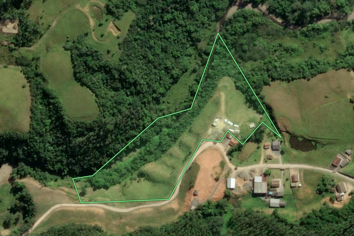 Imagem de satélite do imóvel rural em Lauro Müller (SC), com o contorno declarado no CAR desenhado por cima.