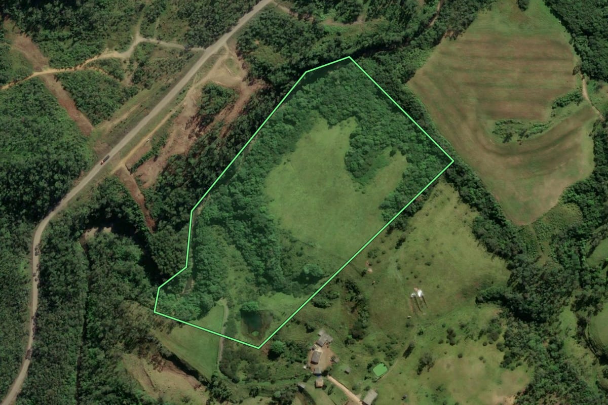 Imagem de satélite do imóvel rural em Lauro Müller (SC), com o contorno declarado no CAR desenhado por cima.