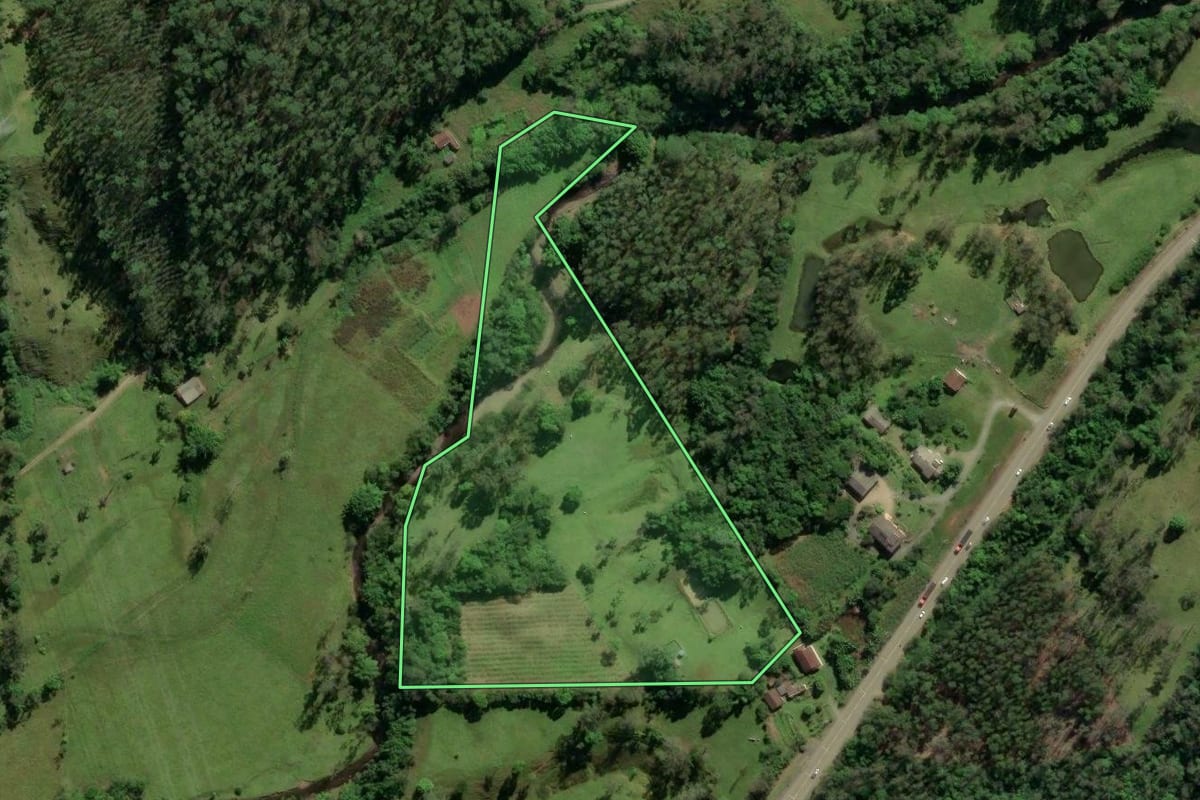 Imagem de satélite do imóvel rural em Lauro Müller (SC), com o contorno declarado no CAR desenhado por cima.