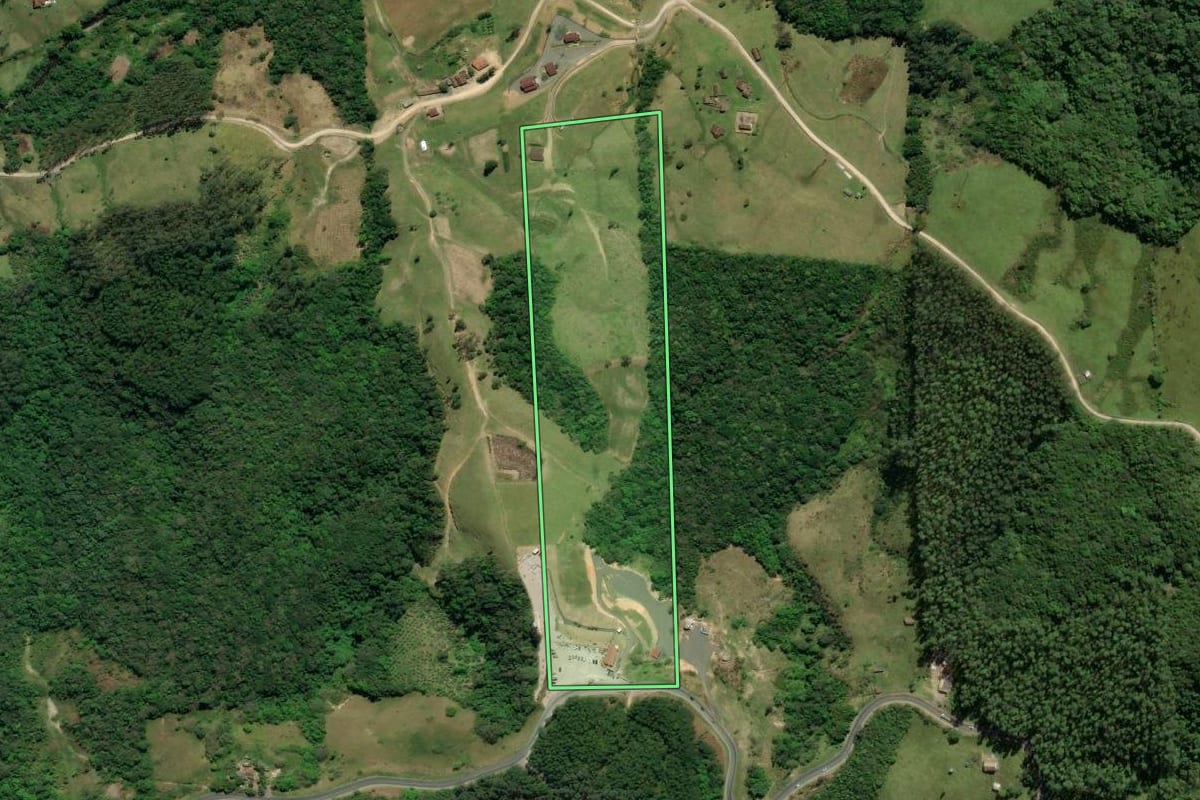 Imagem de satélite do imóvel rural em Lauro Müller (SC), com o contorno declarado no CAR desenhado por cima.