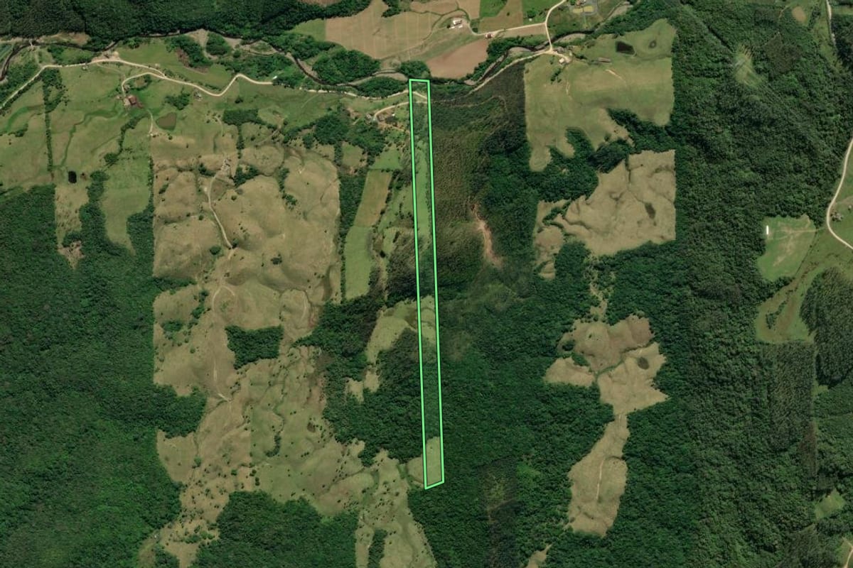 Imagem de satélite do imóvel rural em Lauro Müller (SC), com o contorno declarado no CAR desenhado por cima.