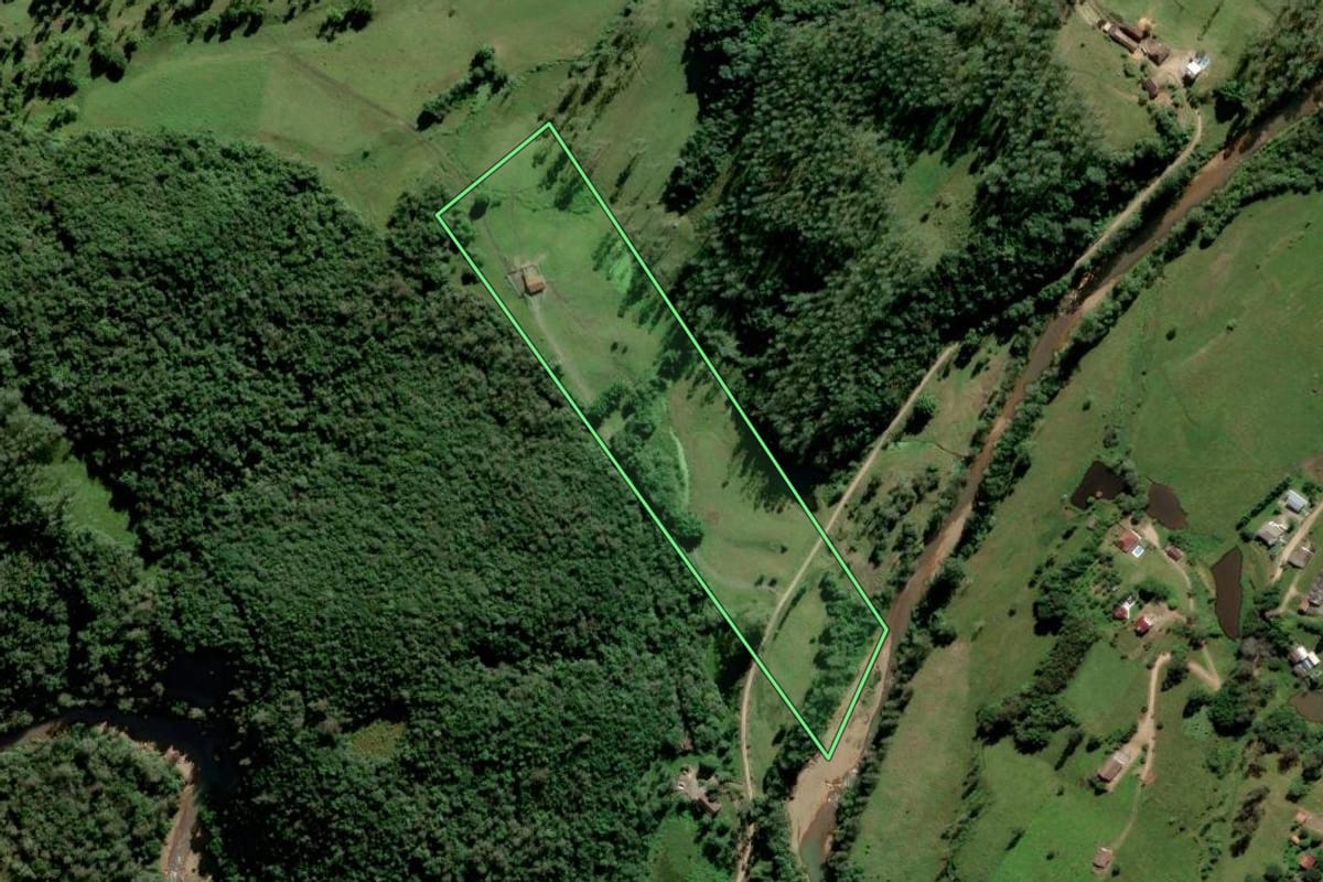 Imagem de satélite do imóvel rural em Lauro Müller (SC), com o contorno declarado no CAR desenhado por cima.