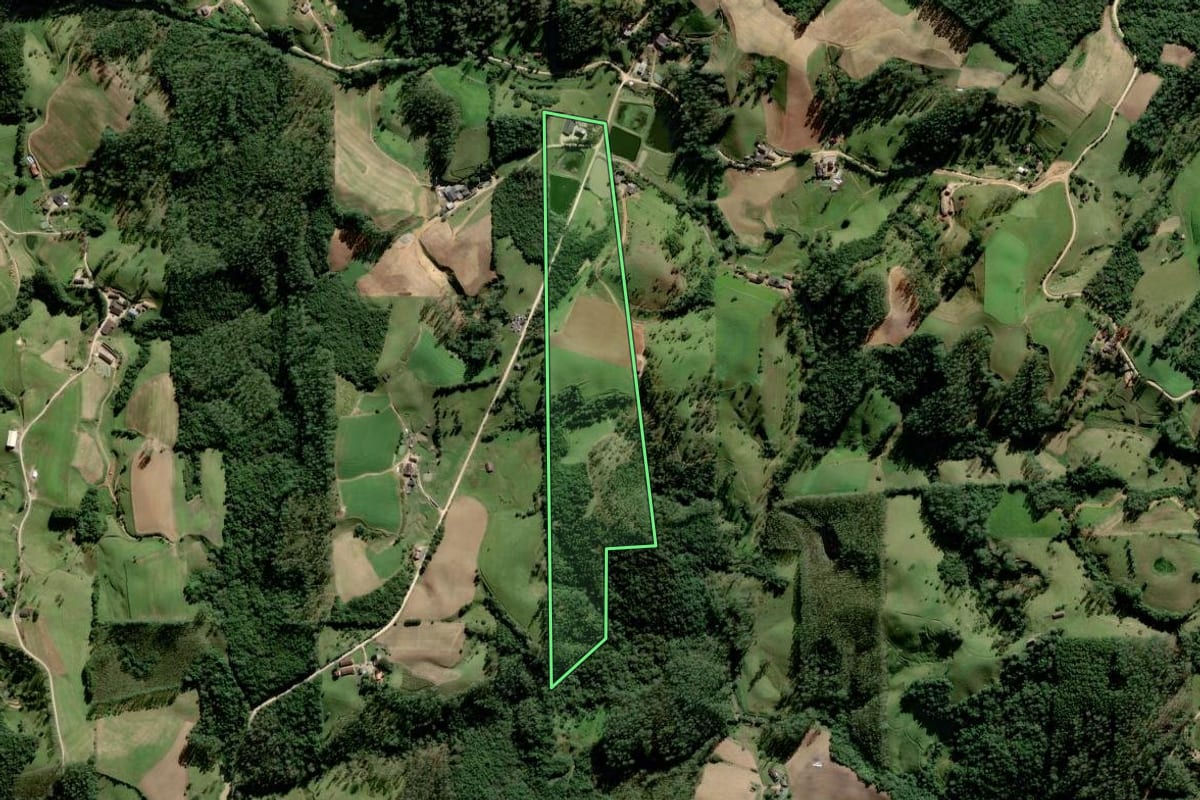 Imagem de satélite do imóvel rural em Lauro Müller (SC), com o contorno declarado no CAR desenhado por cima.
