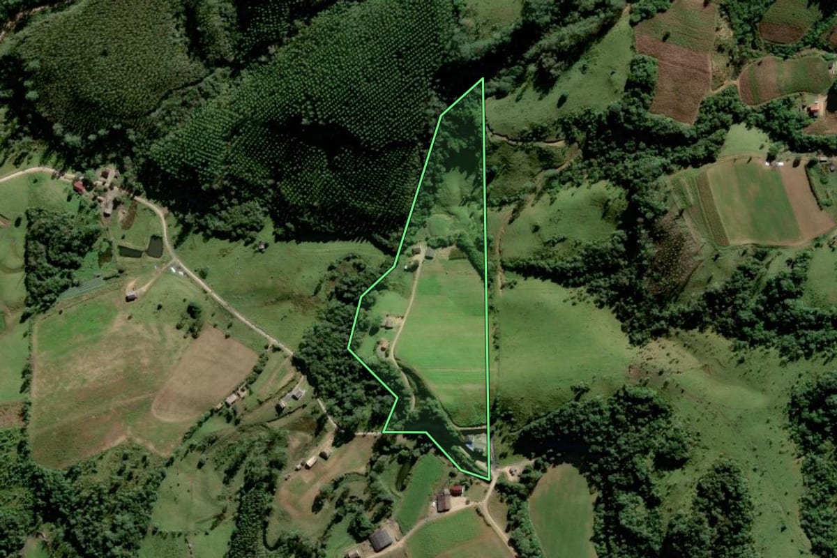 Imagem de satélite do imóvel rural em Lauro Müller (SC), com o contorno declarado no CAR desenhado por cima.