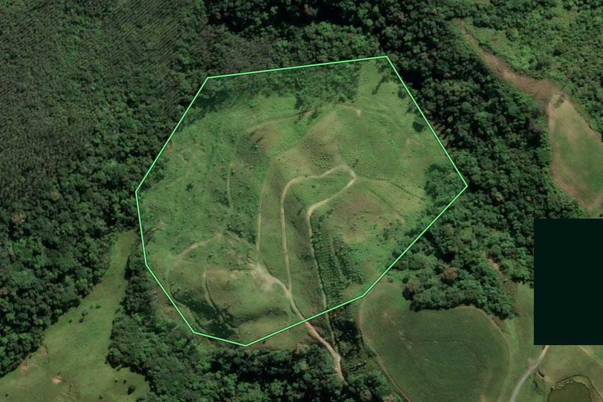 Imagem de satélite do imóvel rural em Lauro Müller (SC), com o contorno declarado no CAR desenhado por cima.