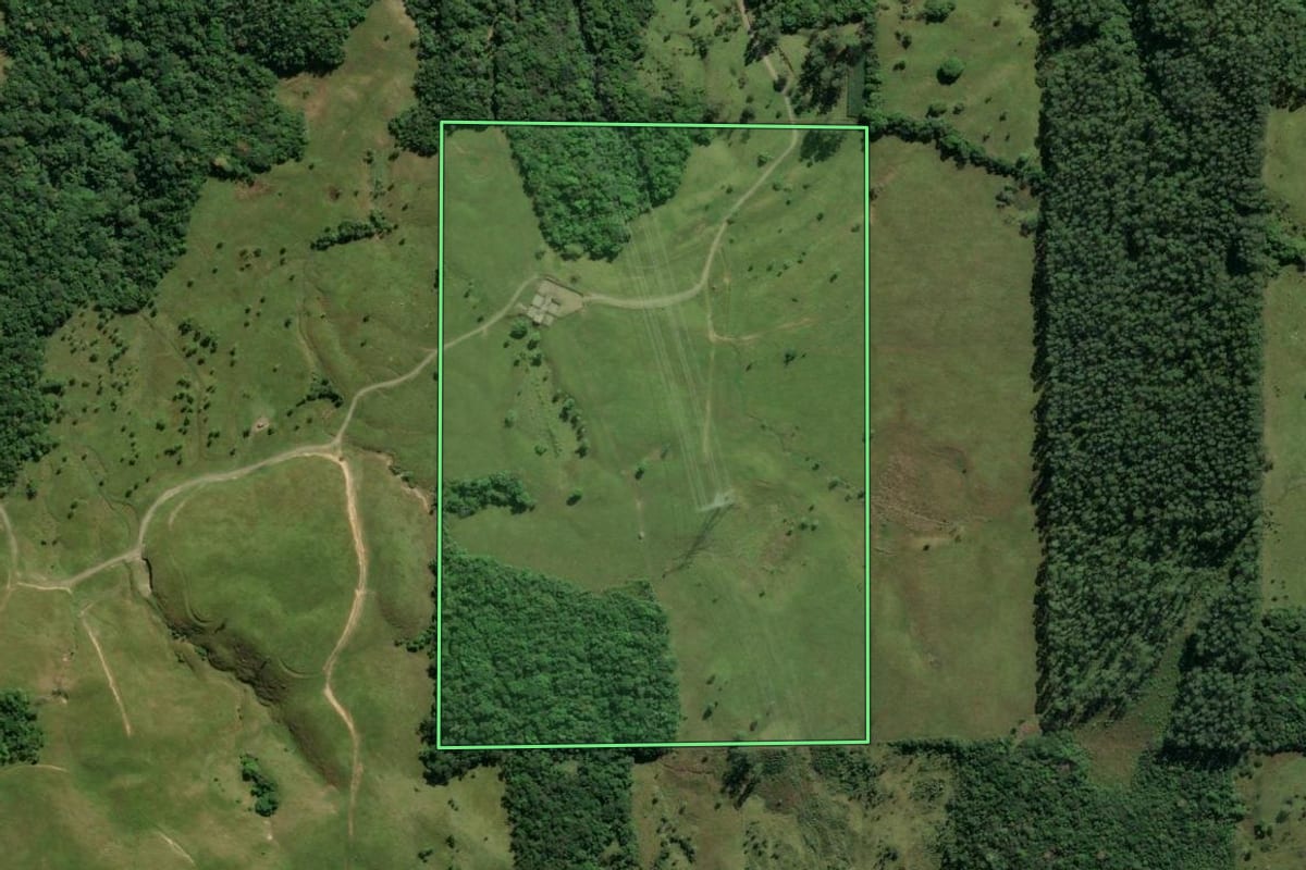 Imagem de satélite do imóvel rural em Lauro Müller (SC), com o contorno declarado no CAR desenhado por cima.