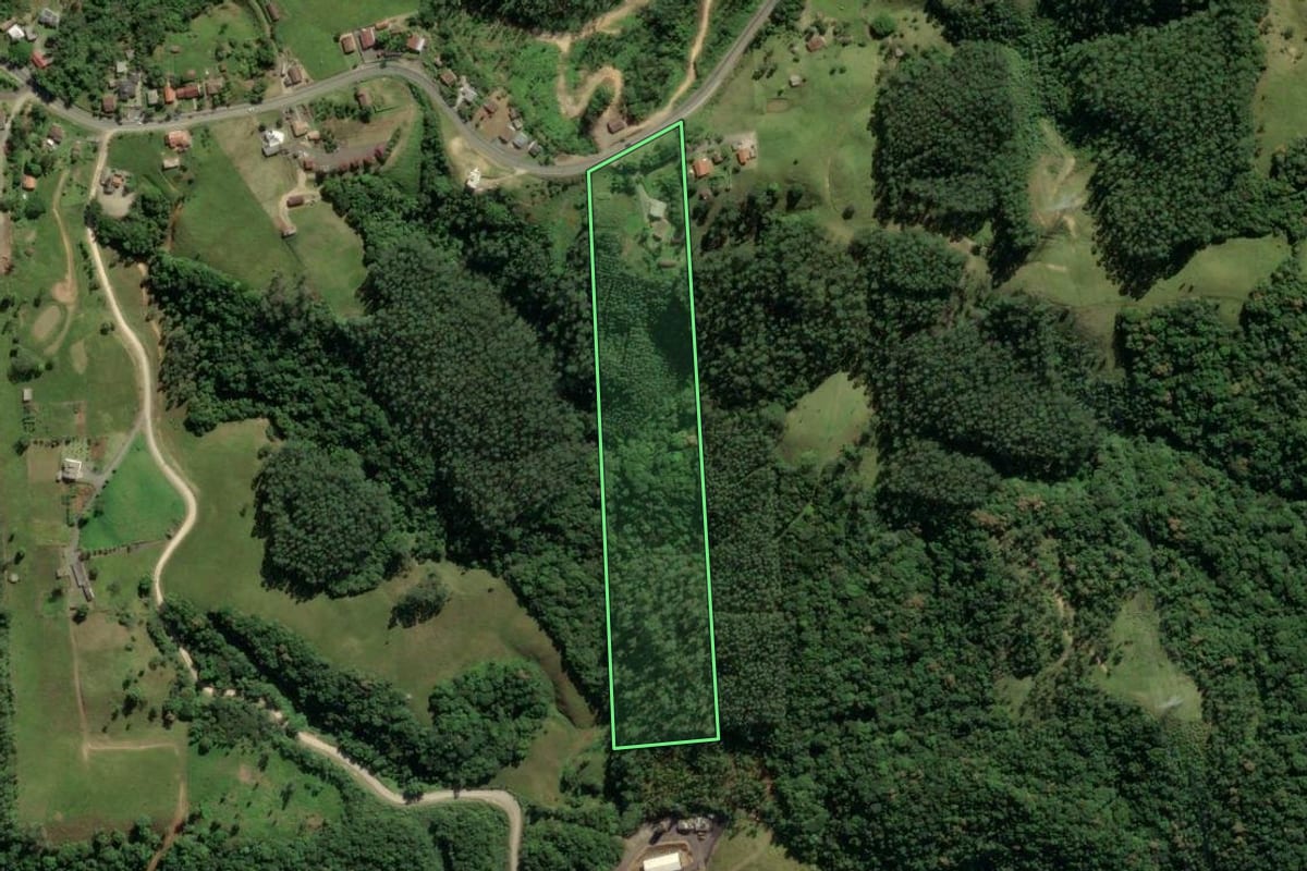 Imagem de satélite do imóvel rural em Lauro Müller (SC), com o contorno declarado no CAR desenhado por cima.
