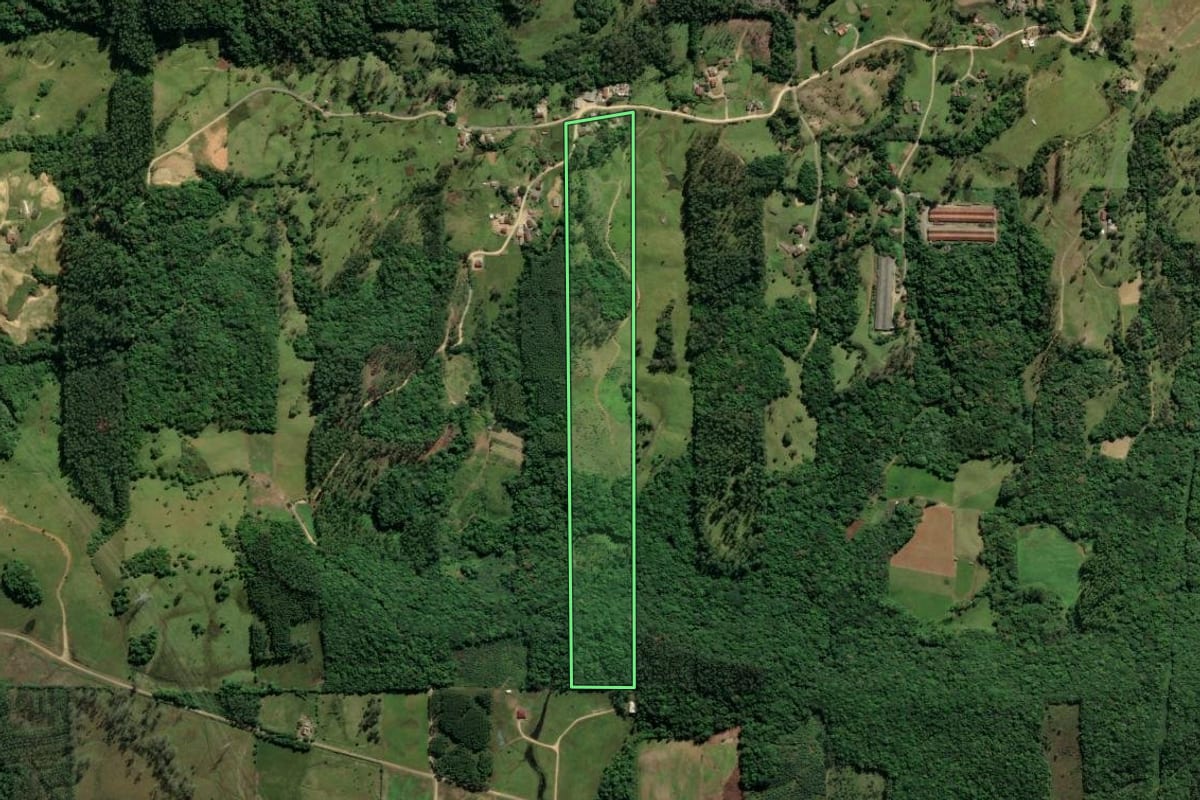 Imagem de satélite do imóvel rural em Lauro Müller (SC), com o contorno declarado no CAR desenhado por cima.