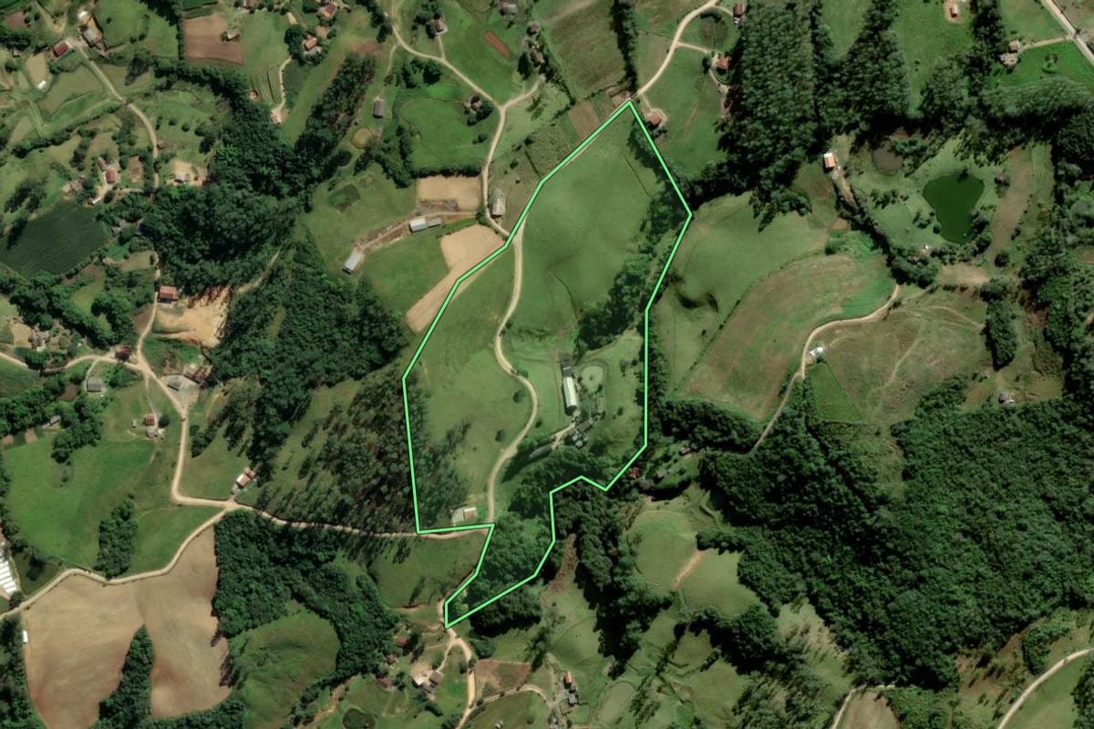 Imagem de satélite do imóvel rural em Lauro Müller (SC), com o contorno declarado no CAR desenhado por cima.