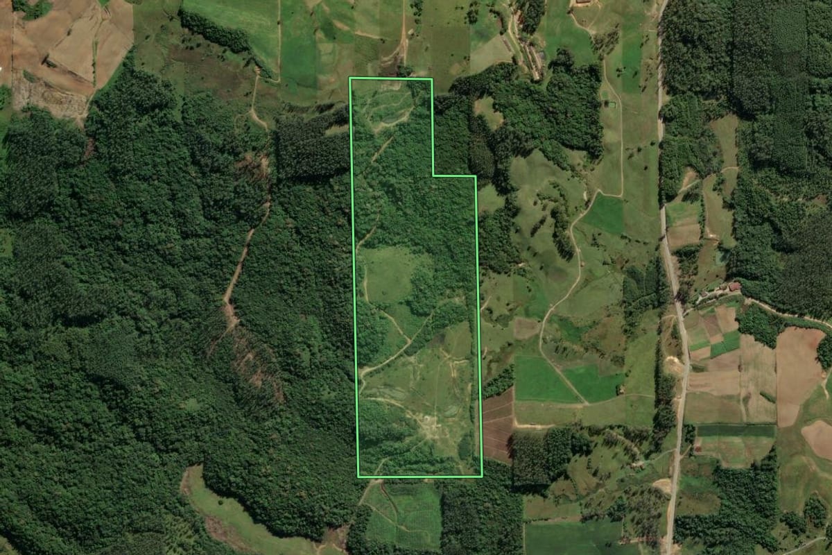 Imagem de satélite do imóvel rural em Lauro Müller (SC), com o contorno declarado no CAR desenhado por cima.