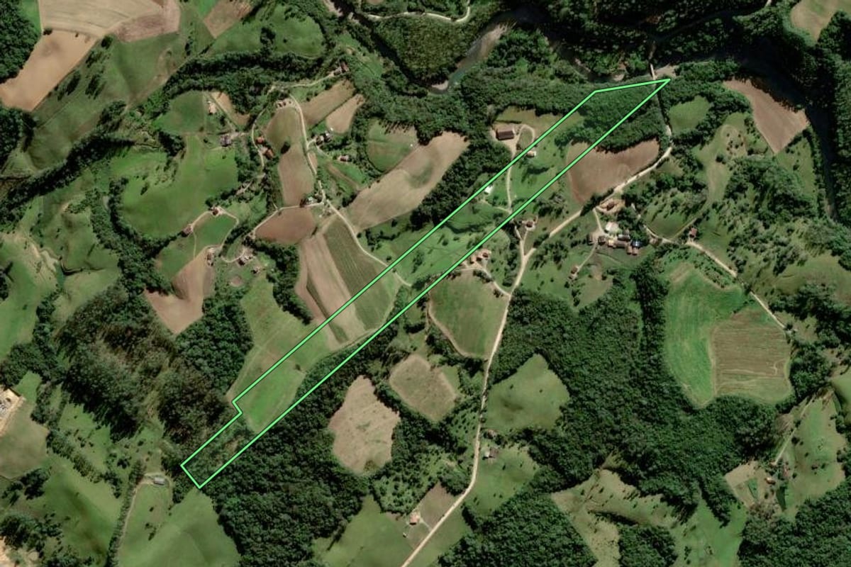 Imagem de satélite do imóvel rural em Lauro Müller (SC), com o contorno declarado no CAR desenhado por cima.