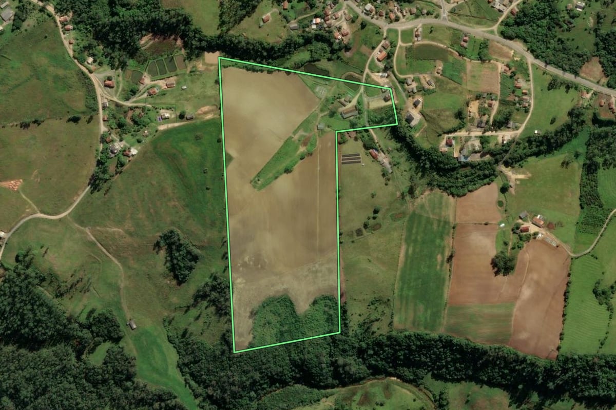 Imagem de satélite do imóvel rural em Lauro Müller (SC), com o contorno declarado no CAR desenhado por cima.