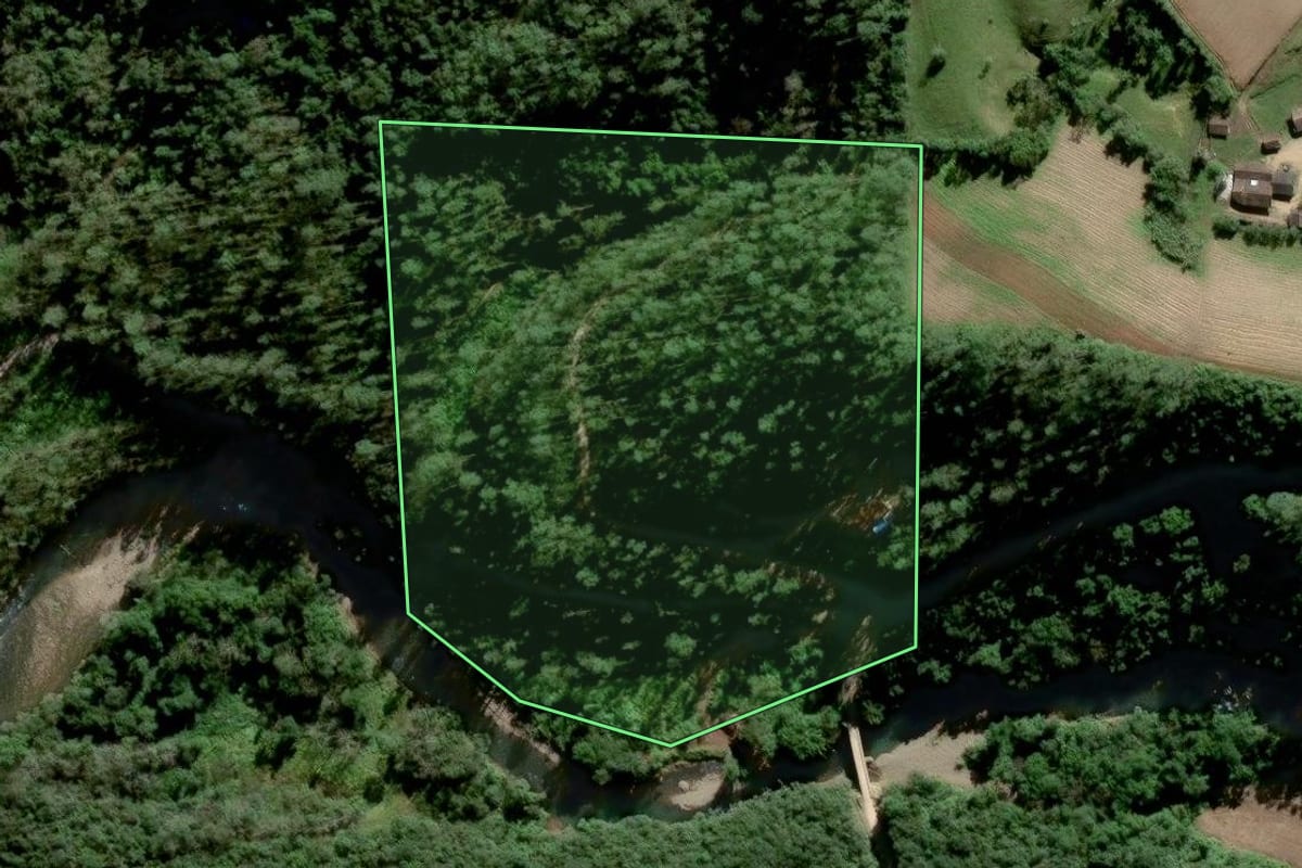 Imagem de satélite do imóvel rural em Lauro Müller (SC), com o contorno declarado no CAR desenhado por cima.