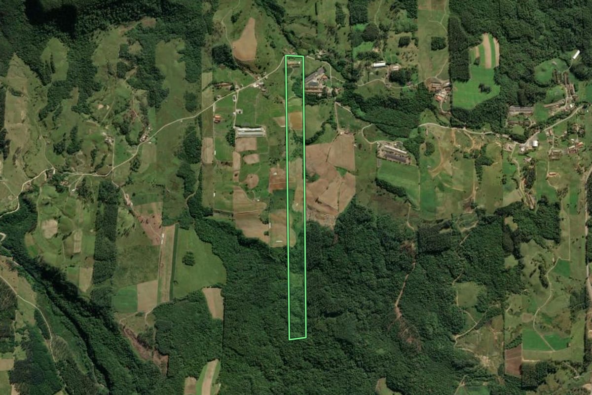 Imagem de satélite do imóvel rural em Lauro Müller (SC), com o contorno declarado no CAR desenhado por cima.