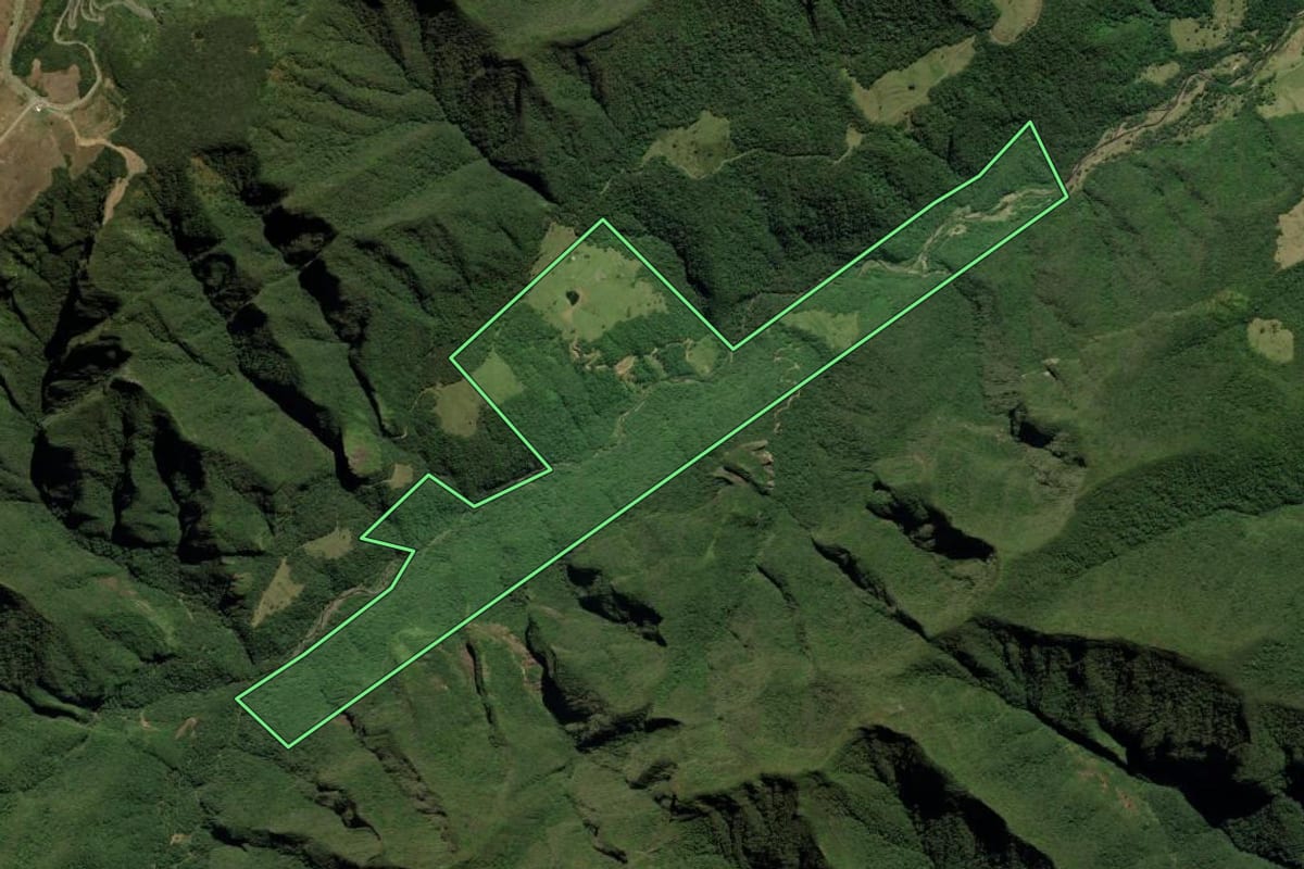 Imagem de satélite do imóvel rural em Lauro Müller (SC), com o contorno declarado no CAR desenhado por cima.