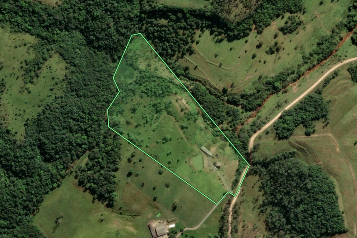 Imagem de satélite do imóvel rural em Lauro Müller (SC), com o contorno declarado no CAR desenhado por cima.