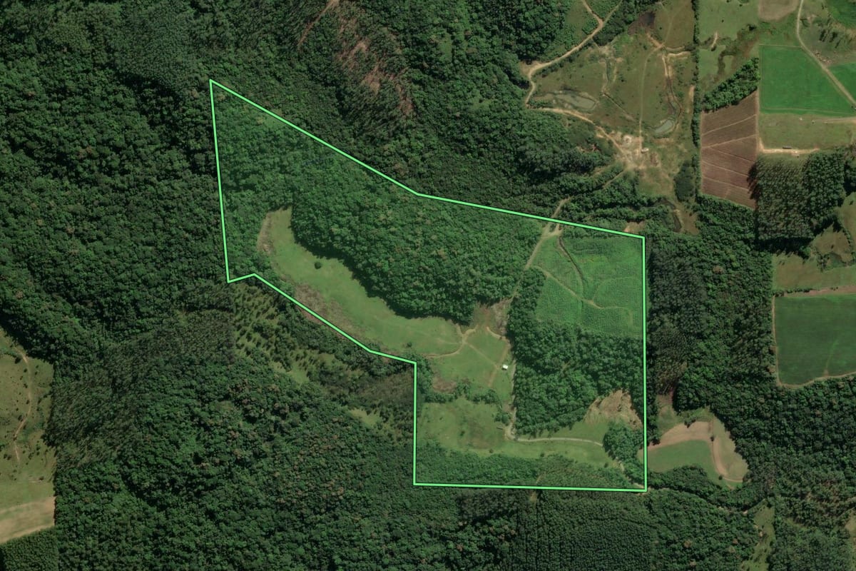Imagem de satélite do imóvel rural em Lauro Müller (SC), com o contorno declarado no CAR desenhado por cima.