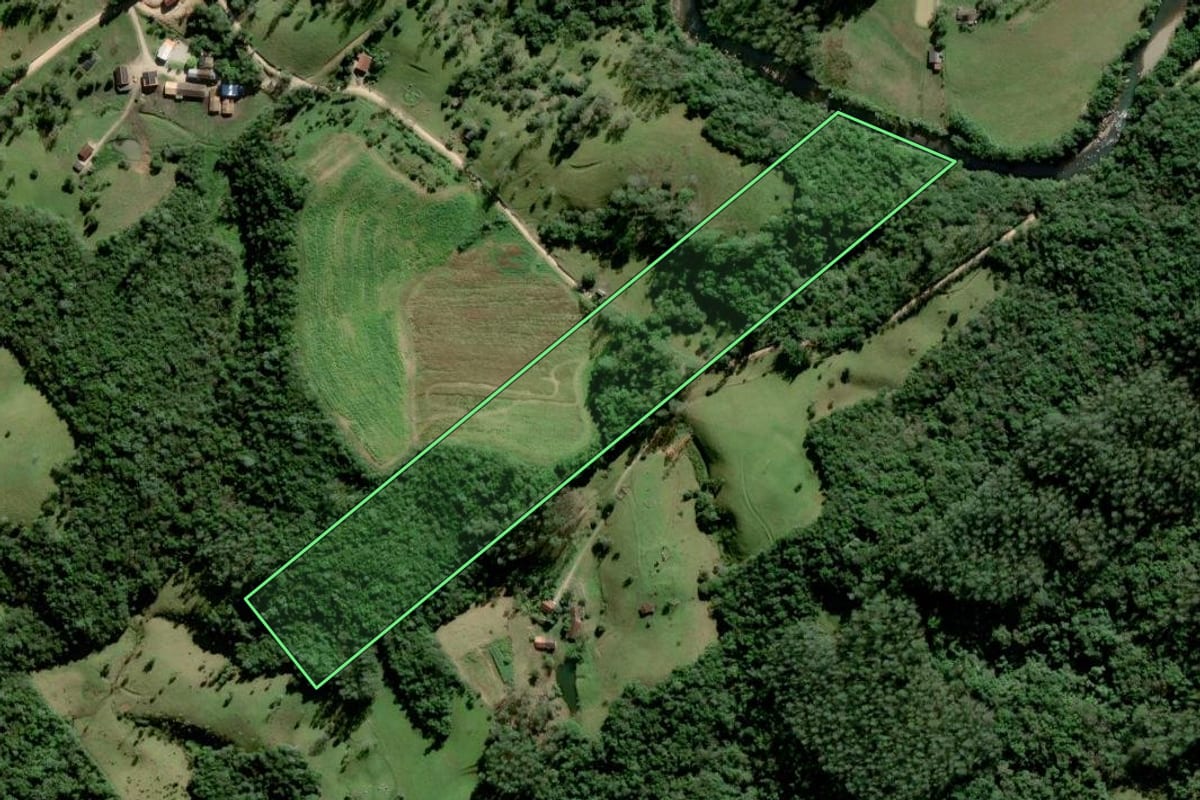 Imagem de satélite do imóvel rural em Lauro Müller (SC), com o contorno declarado no CAR desenhado por cima.