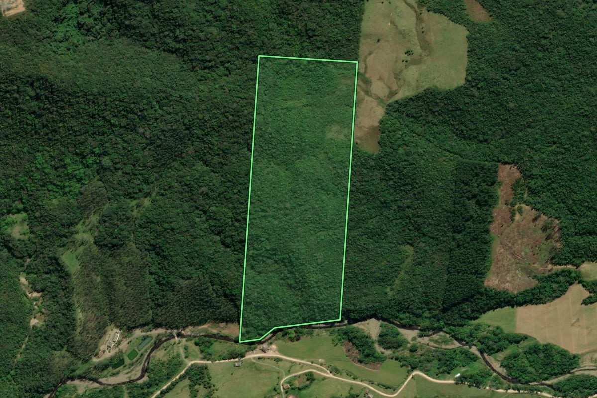 Imagem de satélite do imóvel rural em Lauro Müller (SC), com o contorno declarado no CAR desenhado por cima.