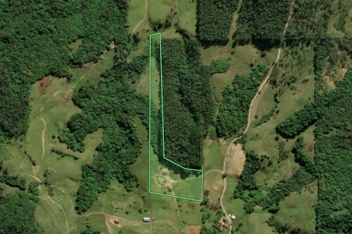 Imagem de satélite do imóvel rural em Lauro Müller (SC), com o contorno declarado no CAR desenhado por cima.