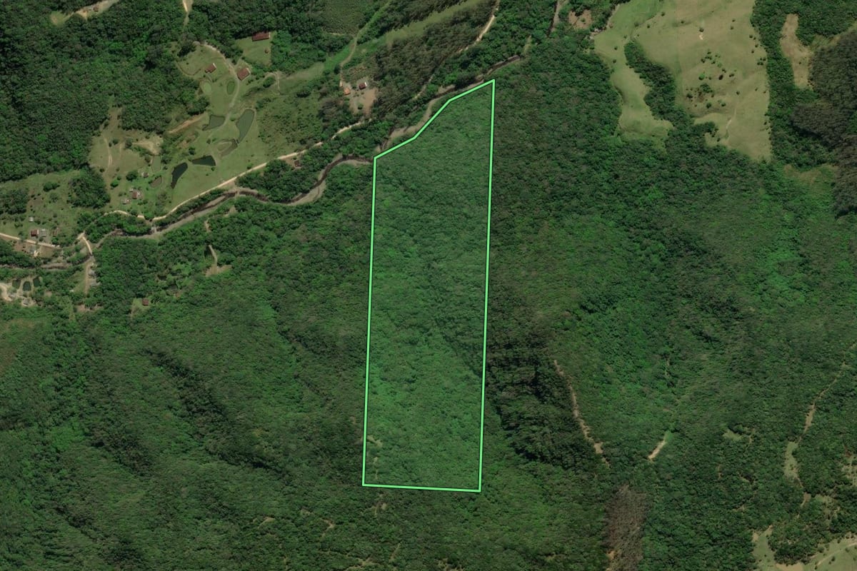 Imagem de satélite do imóvel rural em Lauro Müller (SC), com o contorno declarado no CAR desenhado por cima.