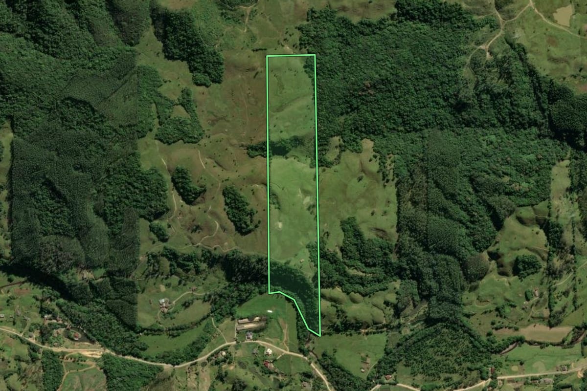 Imagem de satélite do imóvel rural em Lauro Müller (SC), com o contorno declarado no CAR desenhado por cima.