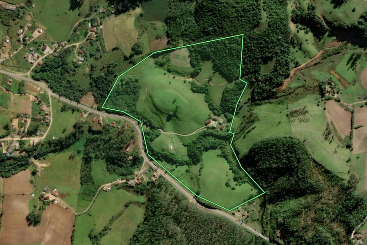Imagem de satélite do imóvel rural em Lauro Müller (SC), com o contorno declarado no CAR desenhado por cima.