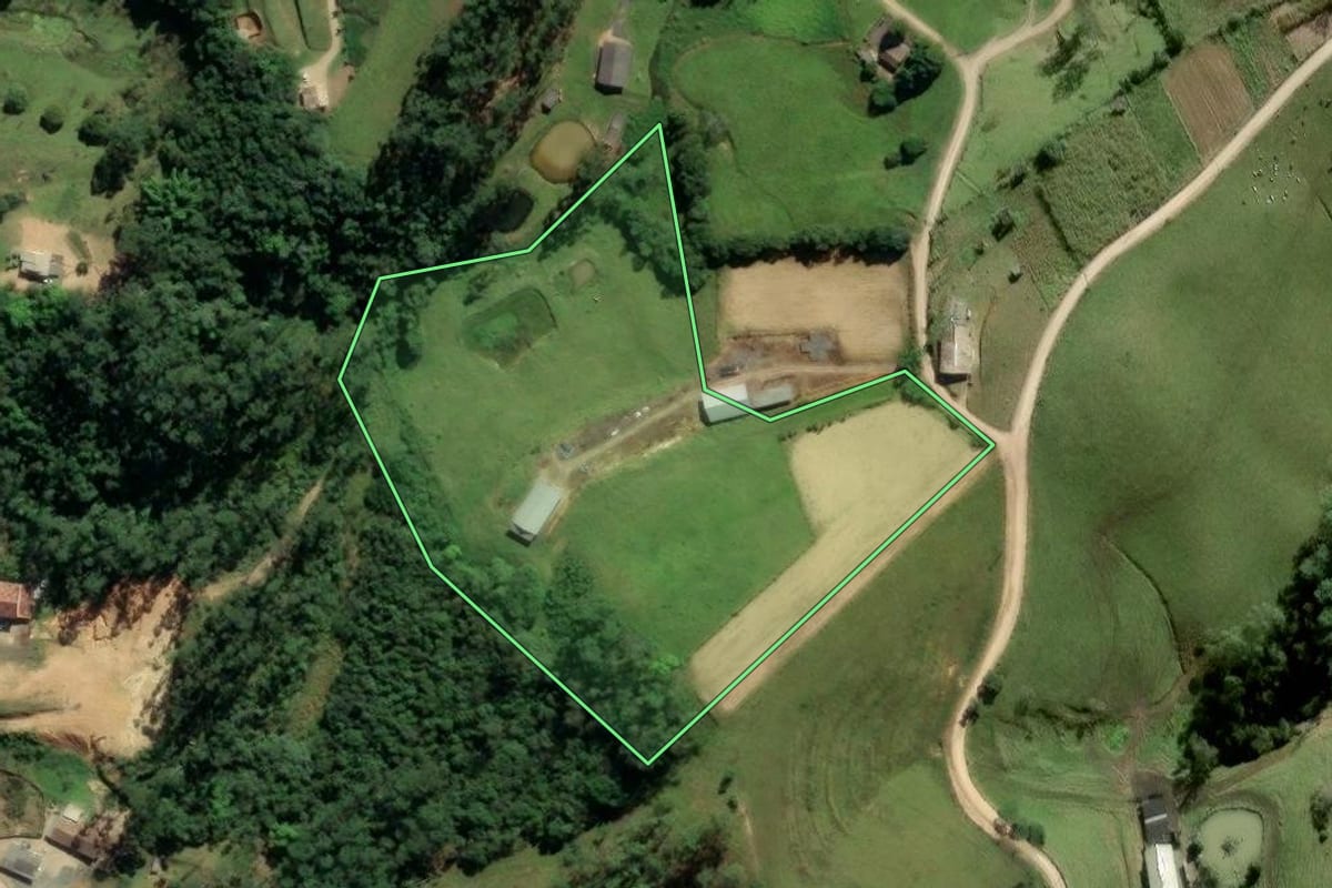 Imagem de satélite do imóvel rural em Lauro Müller (SC), com o contorno declarado no CAR desenhado por cima.