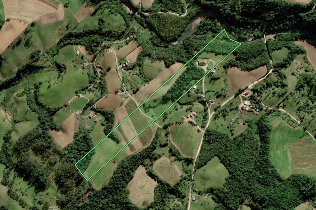 Imagem de satélite do imóvel rural em Lauro Müller (SC), com o contorno declarado no CAR desenhado por cima.